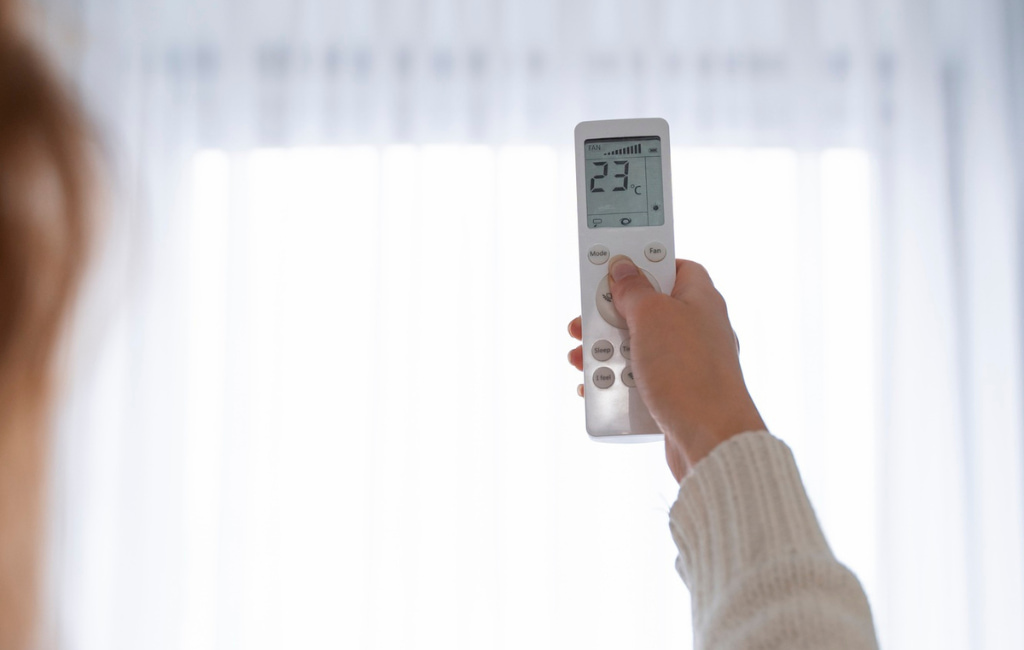 Télécommande de réglages de climatisation tenue à la main à Pau