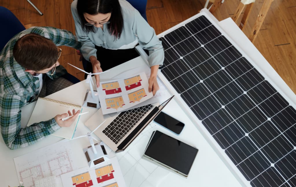 Personnes travaillant sur une conception d'elements visant des économies d'energies A Mont de Marsan