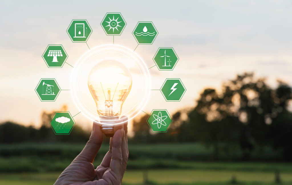 Ampoule entouré de symbole relatif aux énergies renouvelables sur un fond naturel