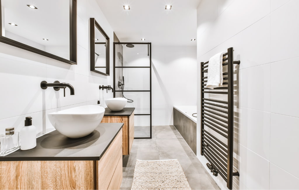 Salle de bain moderne dans les tons noir et blanc à Hagetmau